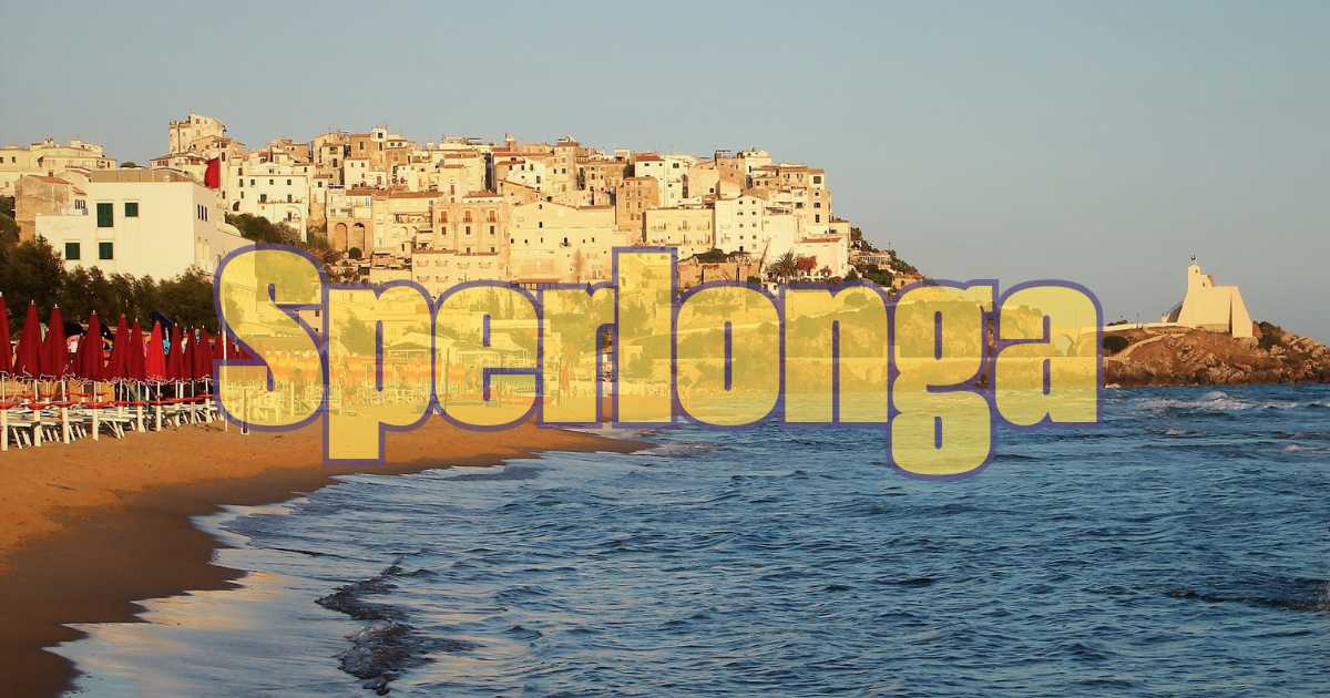 Giocatore felice con una ricevuta del Superenalotto che mostra il numero 6 vincente.