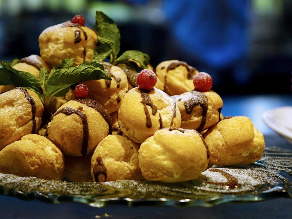 Come fare il profiterole al cioccolato: la ricetta della pasticceria