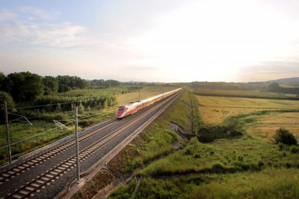 Ecco il viaggio in treno più lungo d’Italia: dura 20 ore ed è un’avventura