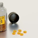 Donna che esamina un integratore di vitamina B12 con espressione pensierosa.