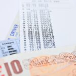 Auto con cartello 'Esente bollo', articolo sulle nuove regole sul pagamento del bollo auto.