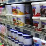 Yogurt di marche poco consigliate esposte sugli scaffali di un supermercato.