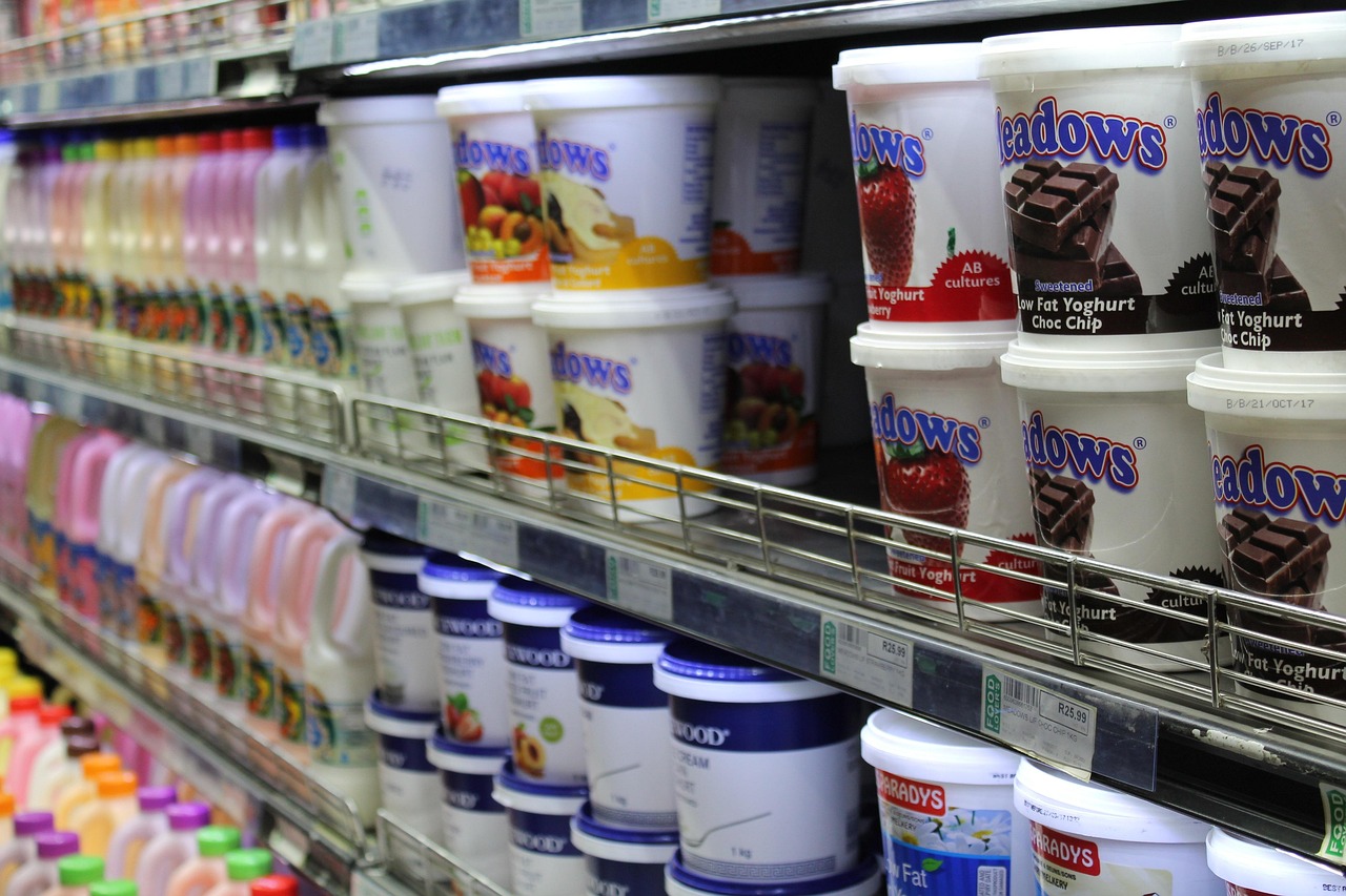 Yogurt di marche poco consigliate esposte sugli scaffali di un supermercato.