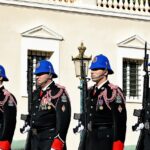Maresciallo dei carabinieri in uniforme, simbolo della professione e dei suoi guadagni ufficiali.