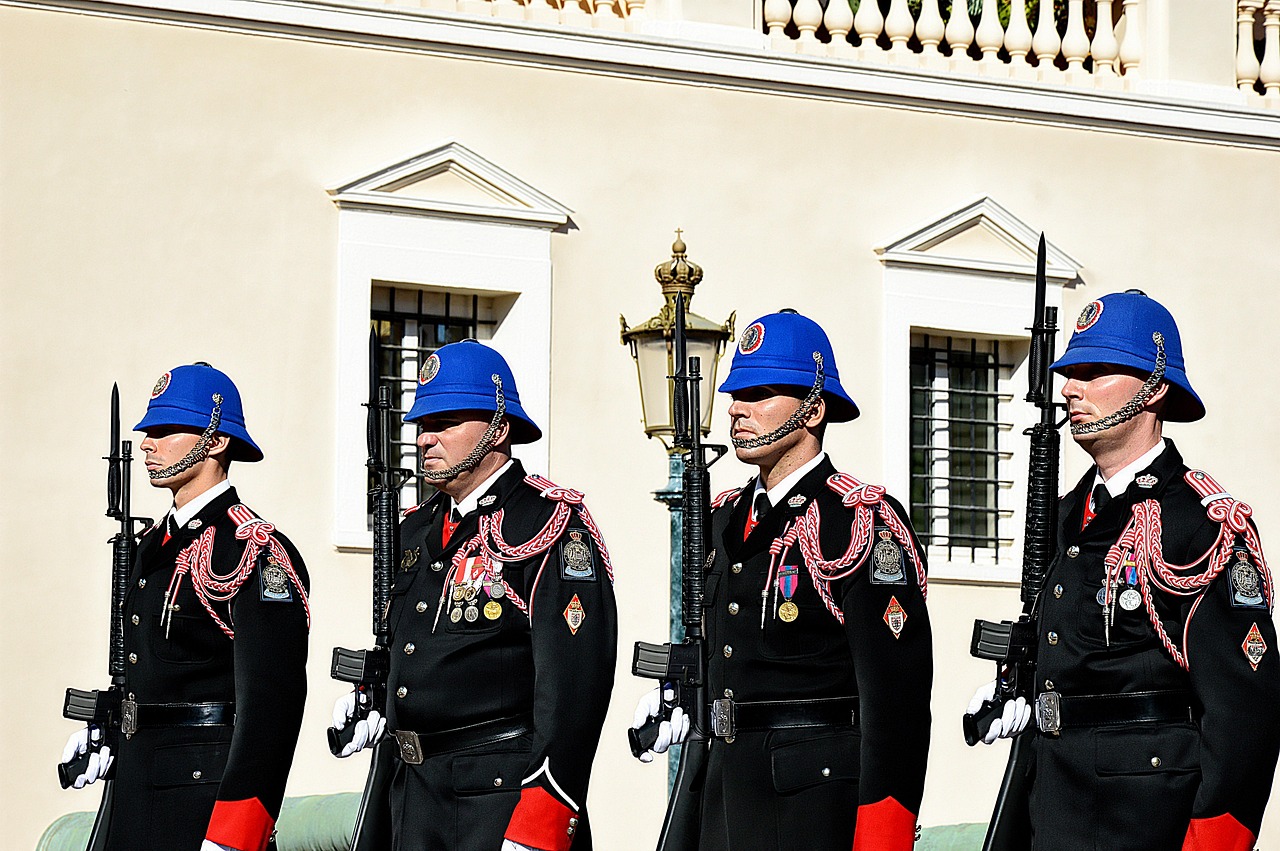 Maresciallo dei carabinieri in uniforme, simbolo della professione e dei suoi guadagni ufficiali.