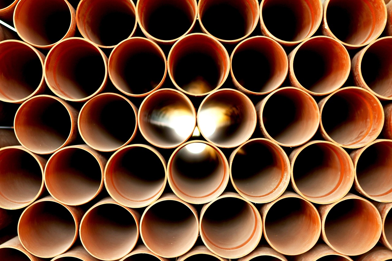 Bottiglia di bicarbonato e tubi di scarico, simbolo di pulizia e manutenzione domestica.